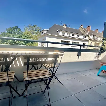 Vue Imprenable Sur Le Château De *