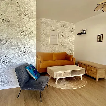 Vue Imprenable Sur Le Château De *